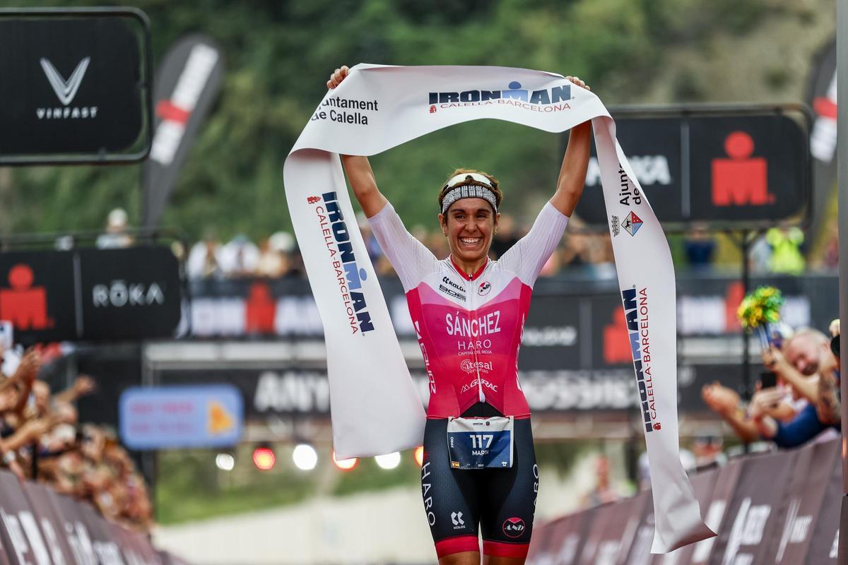 2024 IRONMAN Calella-BarcelonaMarta Sánchez tras cruzar la meta como vencedora del IRONMAN Calella – Barcelona 2024