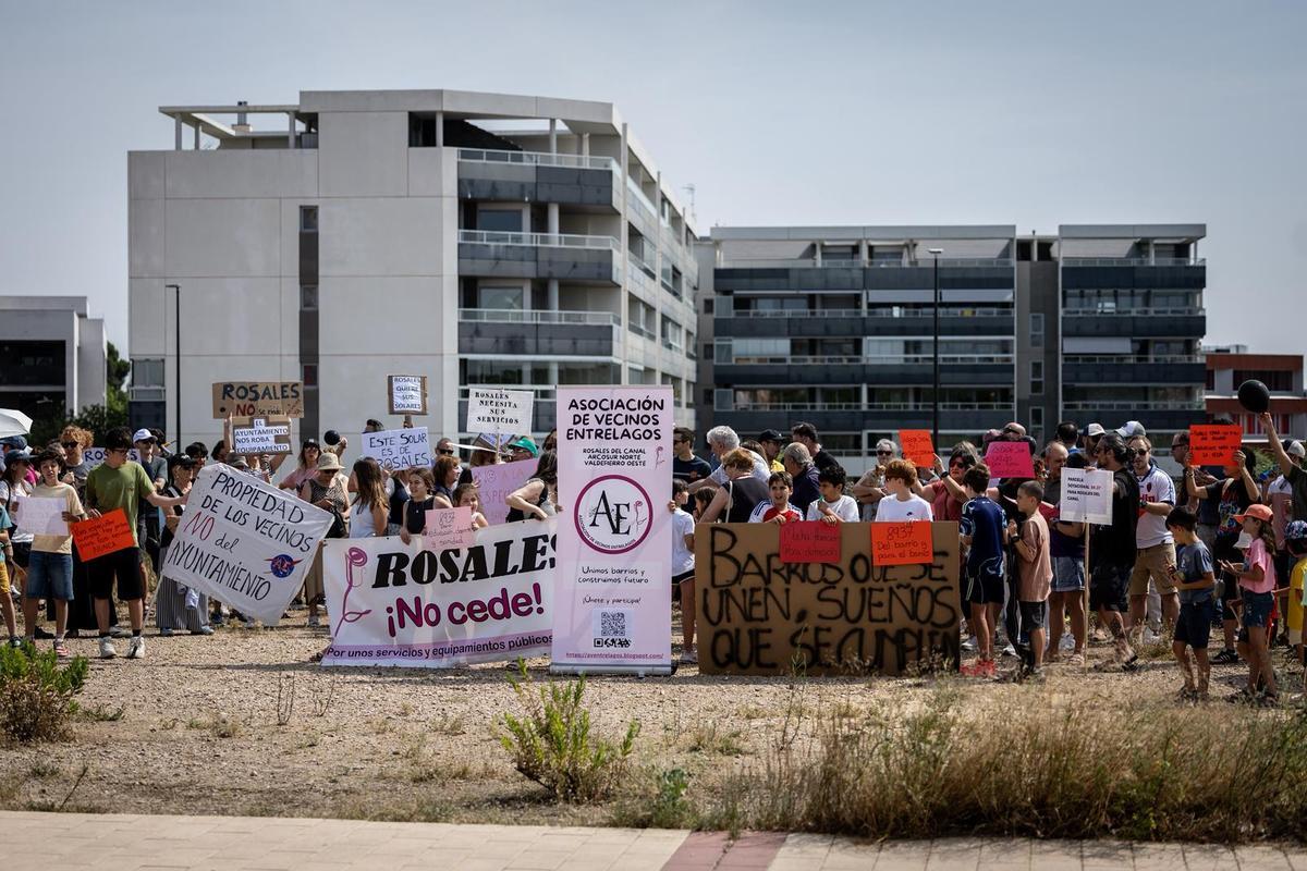 Manifestación de los vecinos de Rosales del Canal, este domingo.