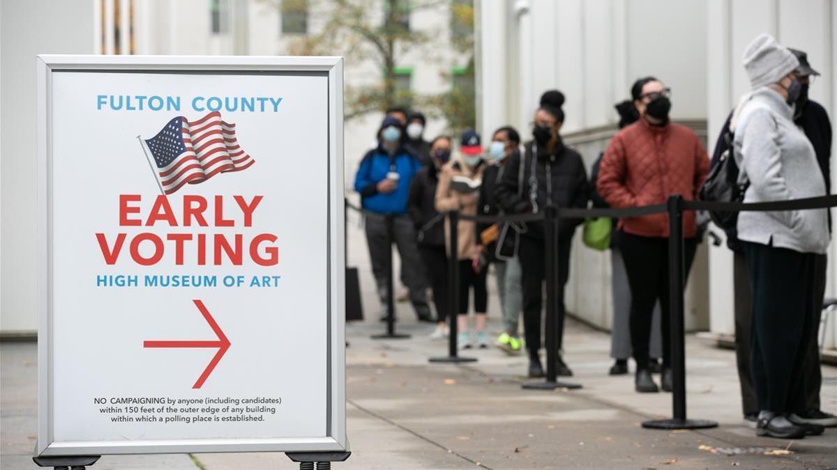 ATLANTA  GA - DECEMBER 14  Voters line up for the first day of early voting outside of the High Museum polling station on December 14  2020 in Atlanta  Georgia  Georgians are headed to the polls to vote in a run off election for two U S  Senate seats    Jessica McGowan Getty Images AFP    FOR NEWSPAPERS  INTERNET  TELCOS   TELEVISION USE ONLY