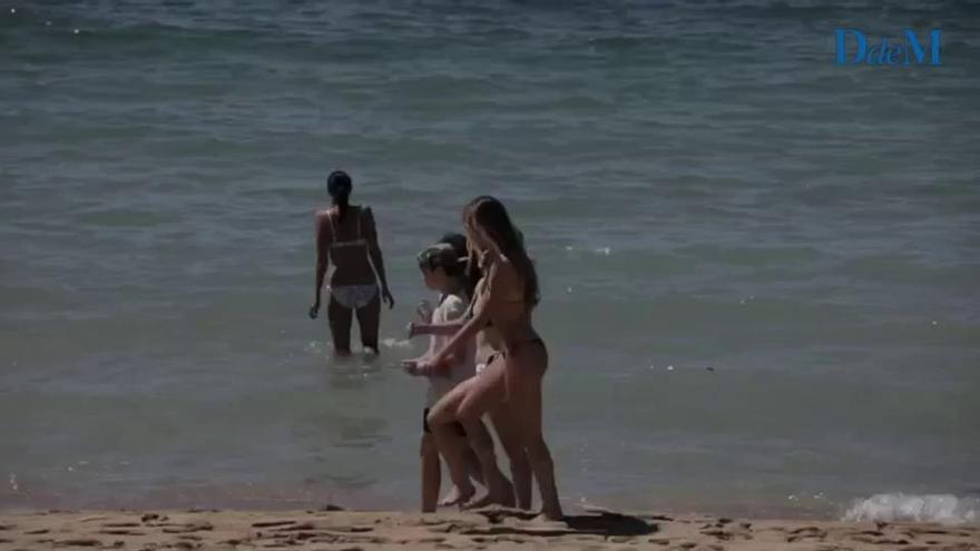 Zaghaftes Anbaden auf Mallorca am ersten Strandtag