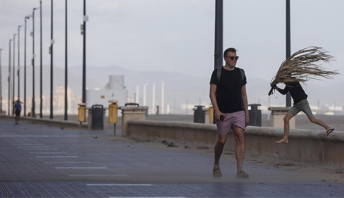 Fuertes rachas de viento en la playa de la Malva-rosa, en València. La Aemet anuncia hoy vientos de poniente de hasta 80 km/h y una subida de temperaturas.