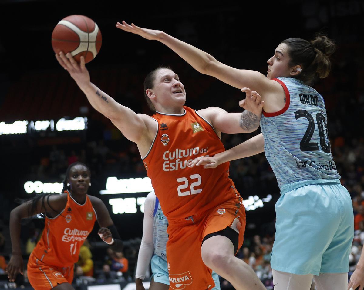 Paula Ginzo defendiendo a Alina Iagupova en el último Valencia Basket - Barça CBS