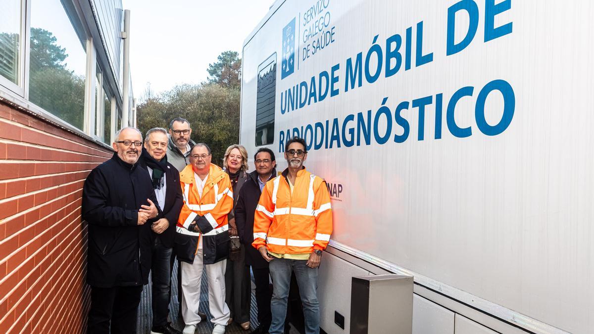 Autoridades con la unidad móvil, en Ordes.