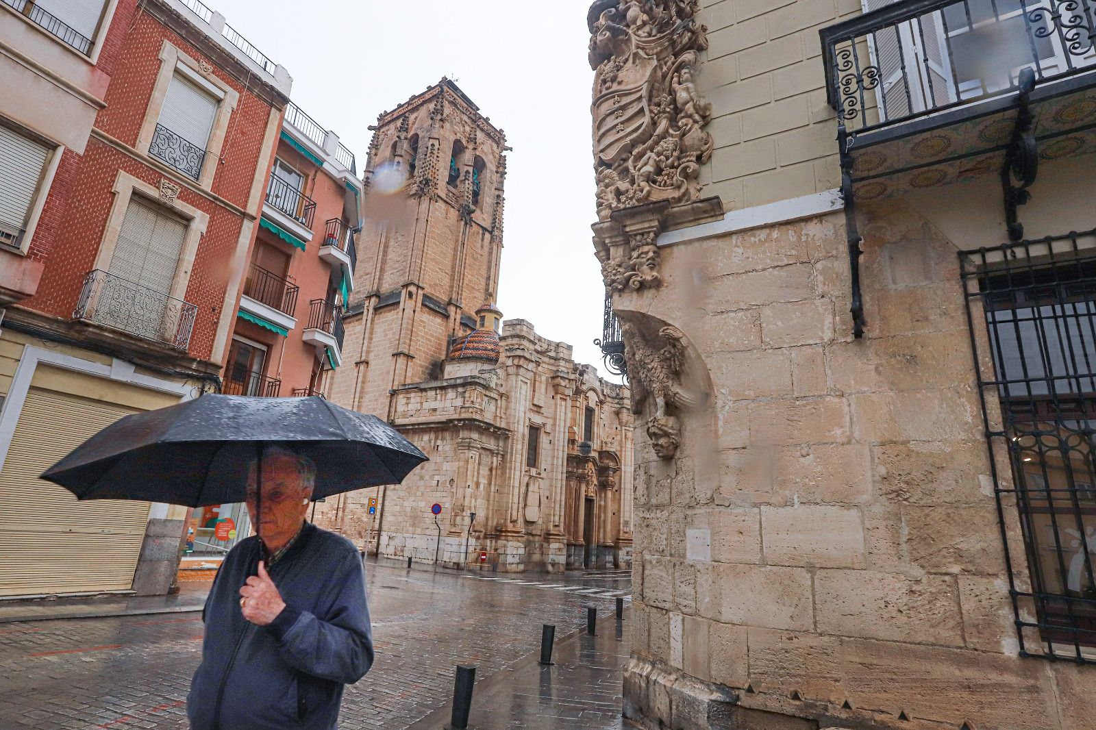 La lluvia baña la ciudad de Orihuela