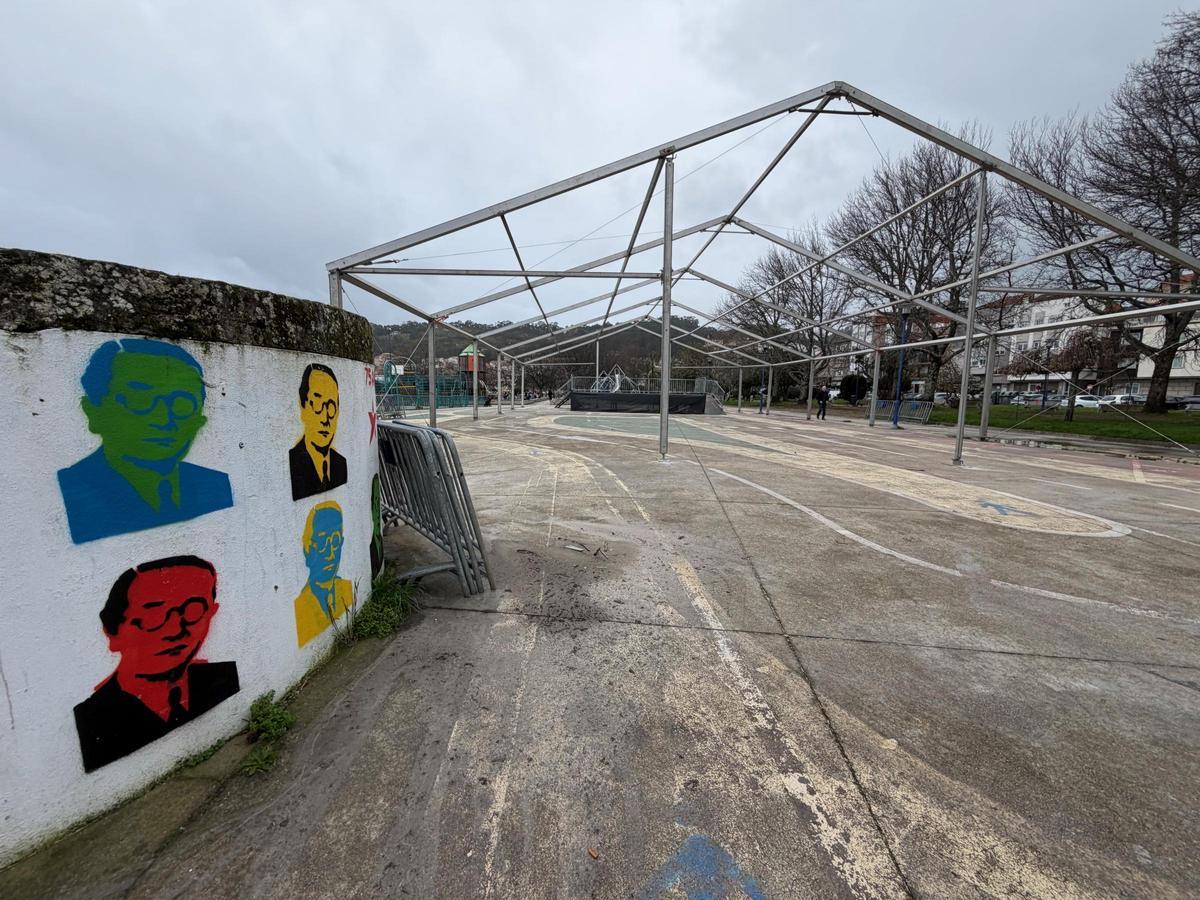 La carpa del Entruido de Cangas no se acabará de montar hasta mañana debido al mal tiempo.