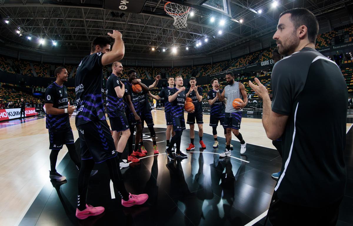 Los jugadores del Bilbao Basket, durante un calentamiento en Miribilla.