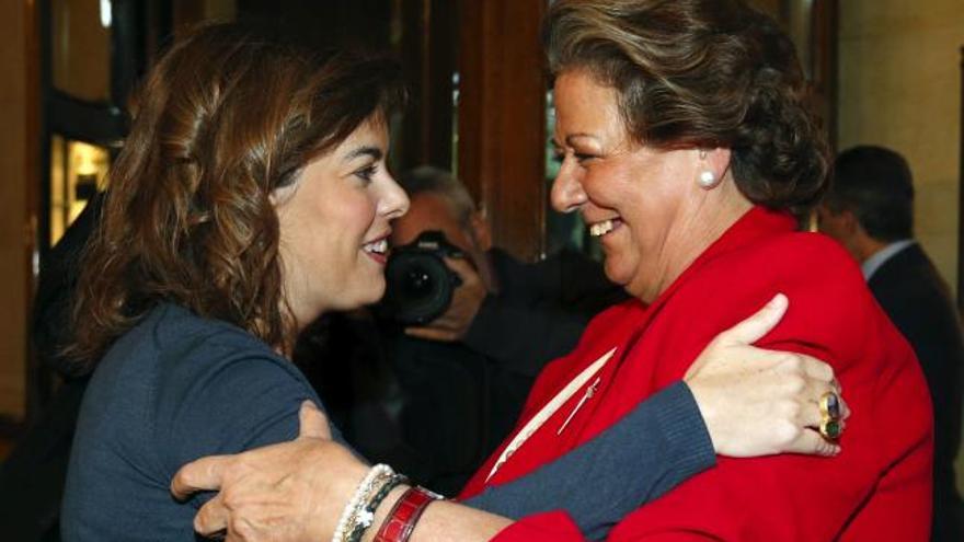 Rita Barberá saluda a la vicepresidenta y portavoz del Gobierno, Soraya Sáenz de Santamaría.