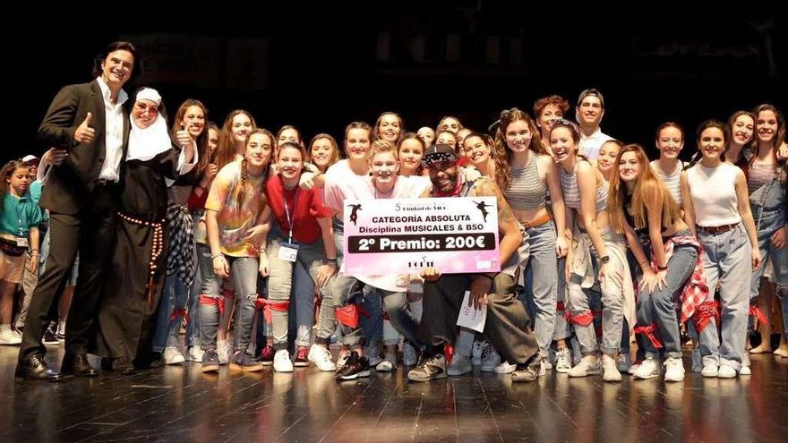 Javier Castillo, &quot;Poti&quot;, (izq.) con algunos de los partipantes de la anterior edición del campeonato.