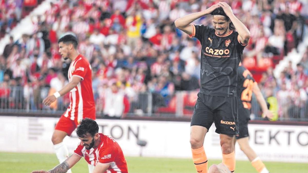 Los jugadores del Valencia CF se lamentan por una ocasión fallada frente a la UD Almería