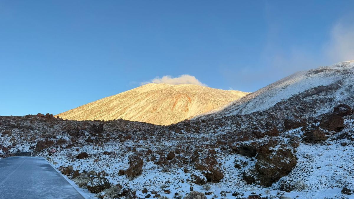 Así amaneció el Teide con un manto blanco