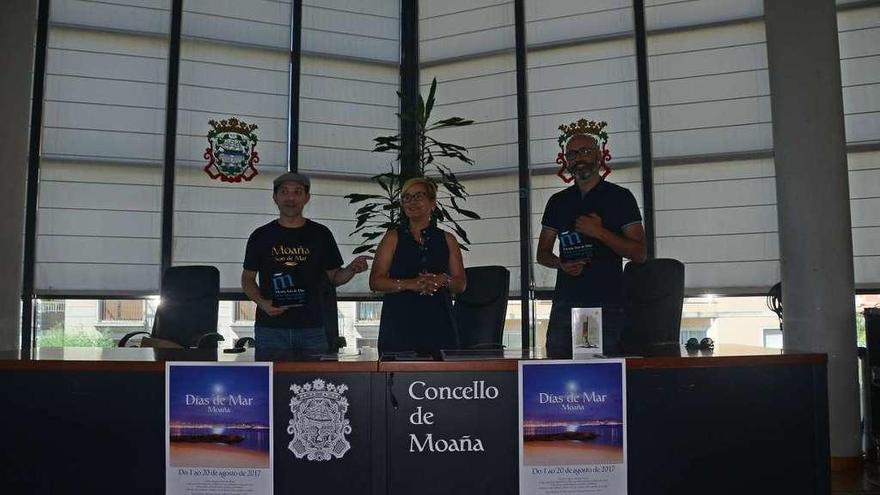 Diego Seixo, Coral Ríos y Juan Parcero en la presentación de Moaña, Días de Mar. // Gonzalo Núñez