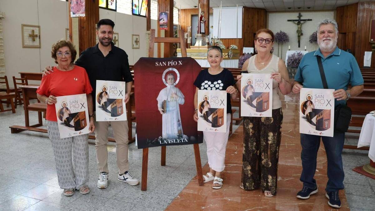 El concejal Héctor Alemán junto a miembros de la comisión de fiestas