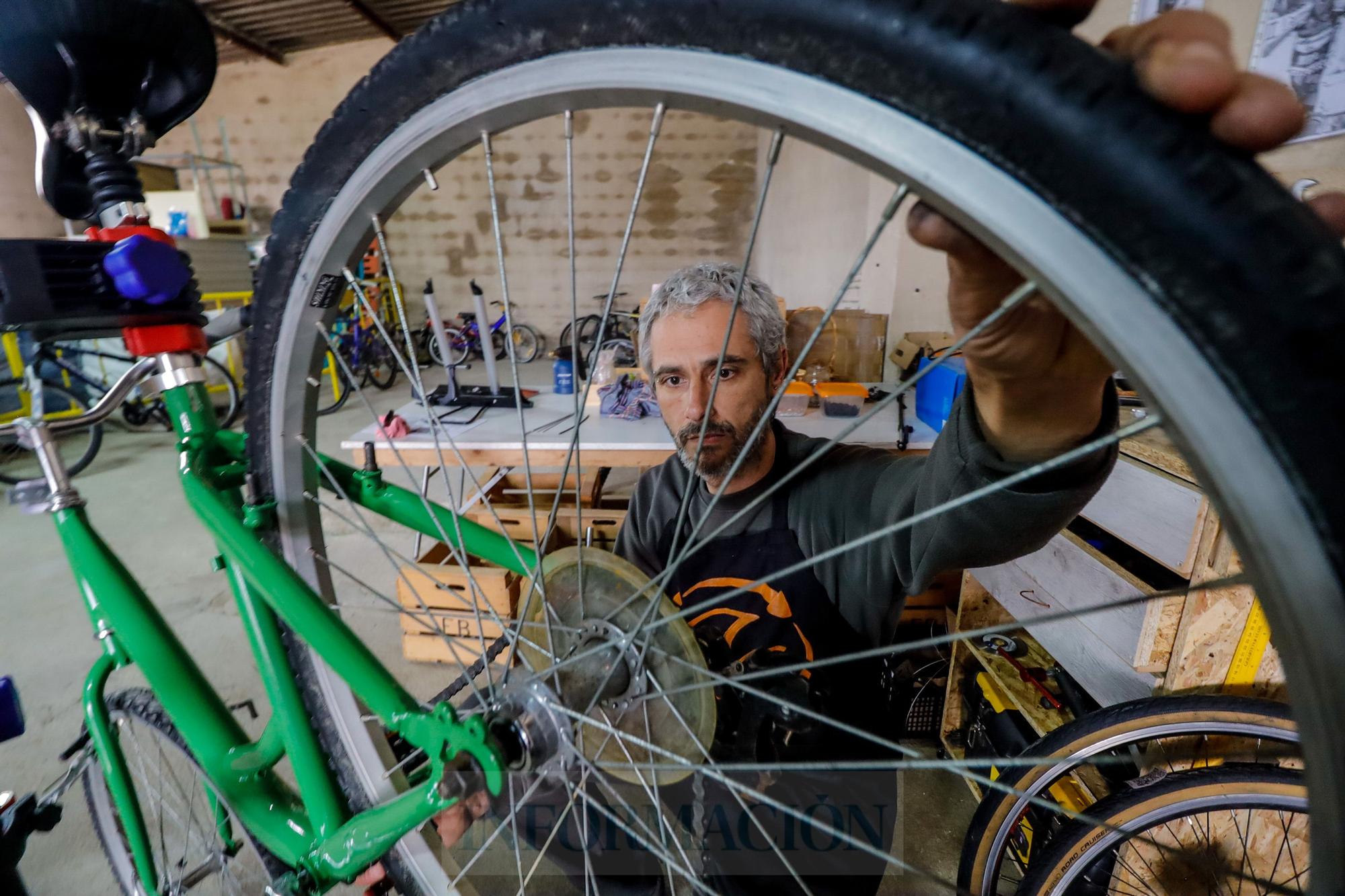 Bicicletas recicladas, un vehículo para la integración