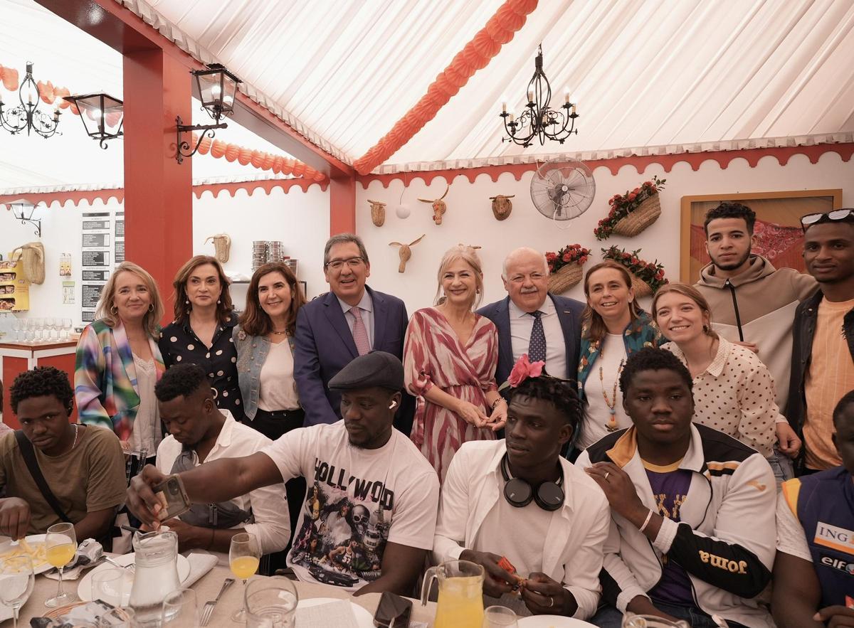 Almuerzo en la caseta de la Fundación Cajasol