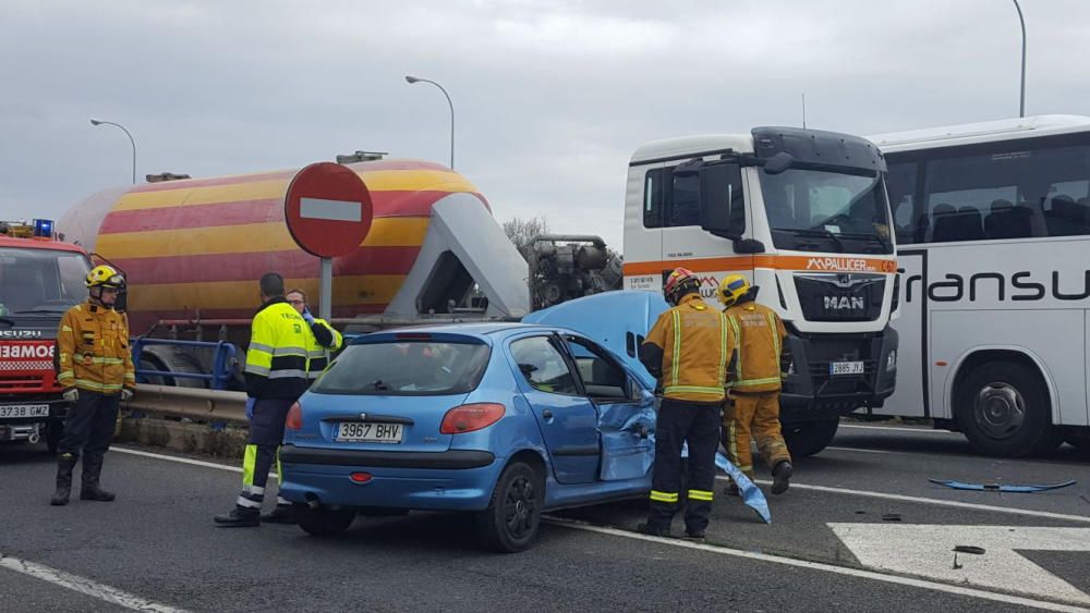 Un herido en la colisión de un camión y un coche junto a la rotonda de Can Blau