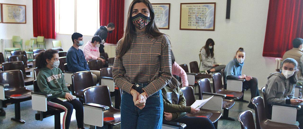 La escritora Espido Freire durante el encuentro que mantuvo ayer con estudiantes del IES 12 de Outubro de Ourense. |   // IÑAKI OSORIO