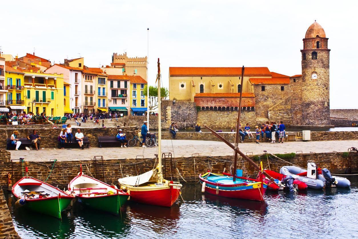 Puerto pesquero de Colliure, con barquets de vivos colores.