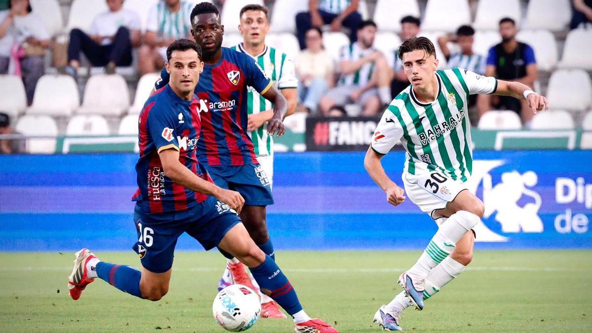 Acción del encuentro entre el Córdoba CF y el Huesca en El Arcángel.