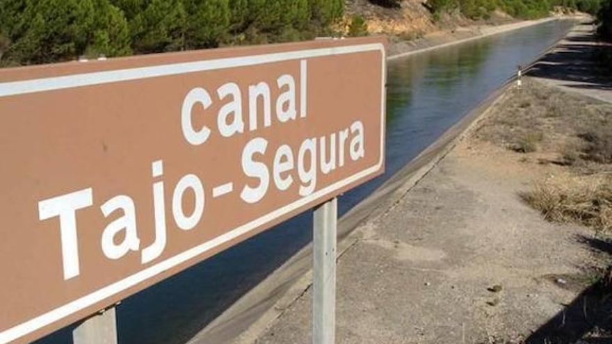 Una imagen de archivo del canal Tajo-Segura, por donde llega el agua a Alicante.