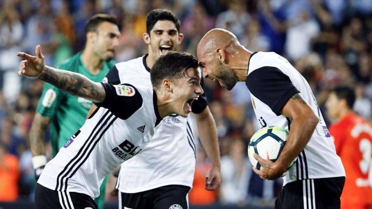 Santi Mina y Vietto celebran un gol en el partido de la primera vuelta en Mestalla