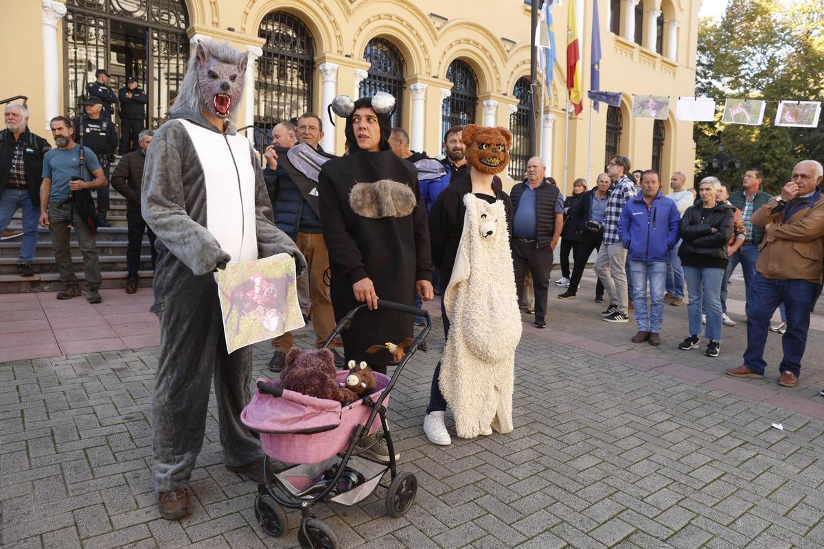 Ganaderas disfrazadas, en señal de protesta, ante Presidencia.