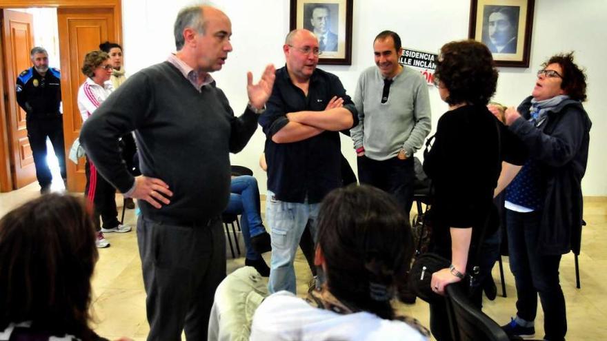 Durán discute con despedidos de la Residencia Valle-Inclán y sindicalistas en el salón de plenos ante la mirada de la Policía Local.  // I. Abella