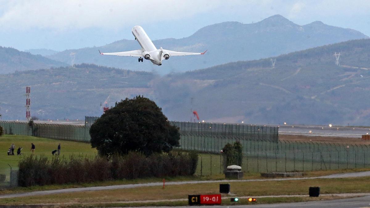 Un avión de Air Nostrum despegando del aeropuerto de Vigo