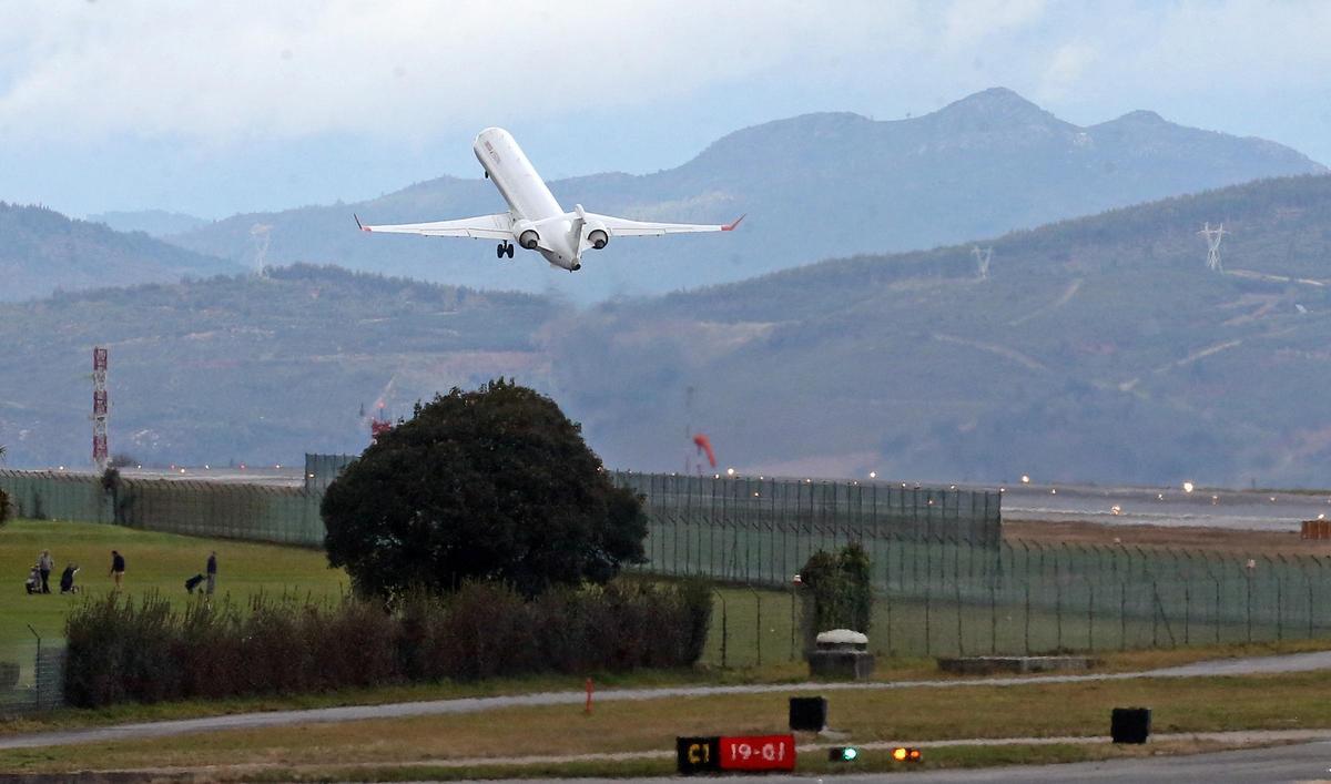 Un avión de Air Nostrum despegando del aeropuerto de Vigo