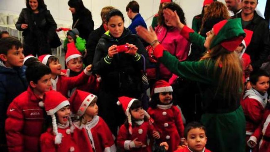 Ángela Otero, vestida de elfo, en la imagen superior, es una de las organizadoras de una fiesta en la que los niños pueden hablar en persona con el mismísimo Papá Noel.   // Iñaki Abella