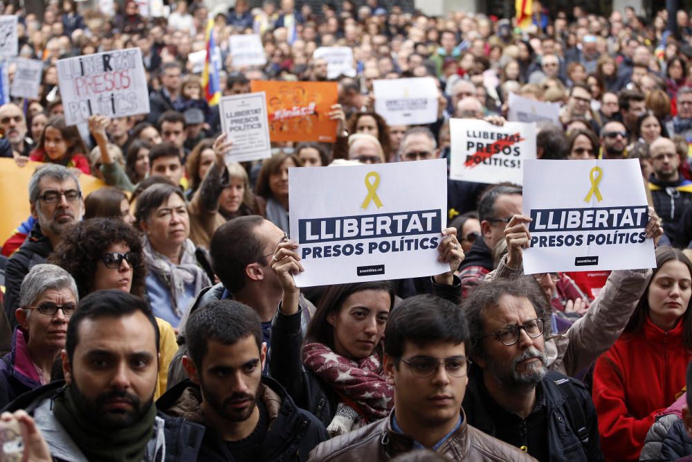 Concentració a Girona per l'alliberament dels exconsellers empresonats