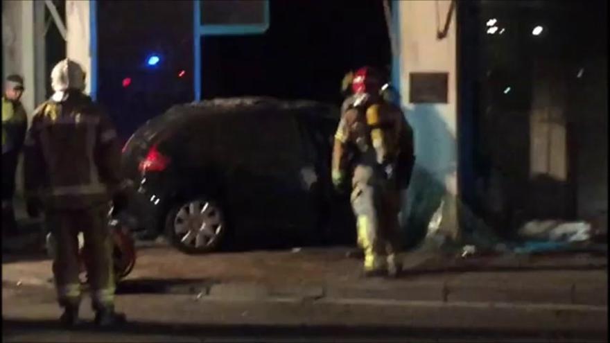 Momentos posteriores al accidente de tráfico de tres jóvenes en Cáceres