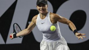 La tenista australiana Daria Saville devuelve una bola a la española Paula Badosa este viernes, durante el Mérida Open AKRON 2025 en Yucatán (México).