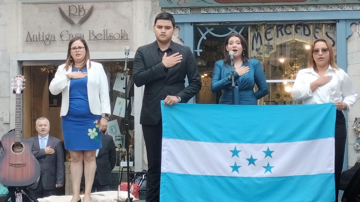 Interpretació de l'himne d'Hondures a la plaça del Vi a càrrec de Carla Zaldívar.