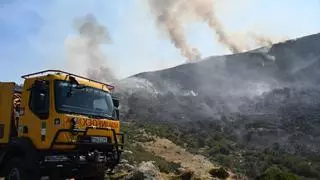 El incendio que afecta a la Garganta de los Infiernos mantiene 39 efectivos tras evolucionar favorablemente