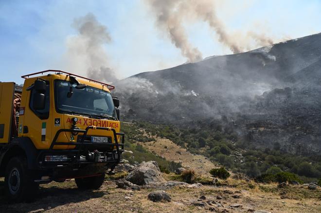 El incendio en Cáceres moviliza este martes 80 efectivos y 14 medios aéreos