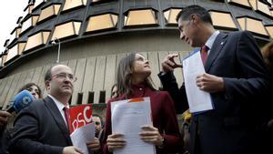 MADRID. 04.11.2015. Inés Arrimadas, Ciudadanos, Mikel Iceta, PSC y Xavier Albiol, PP, durante la presentación del recurso de amparo ante el Tribunal Constitucional contra la celebración de la junta de portavoces en el Parlament de Catalunya y contra la admisión a trámite de la moción independentista de JPS y la CUP. FOTO: JOSÉ LUIS ROCA