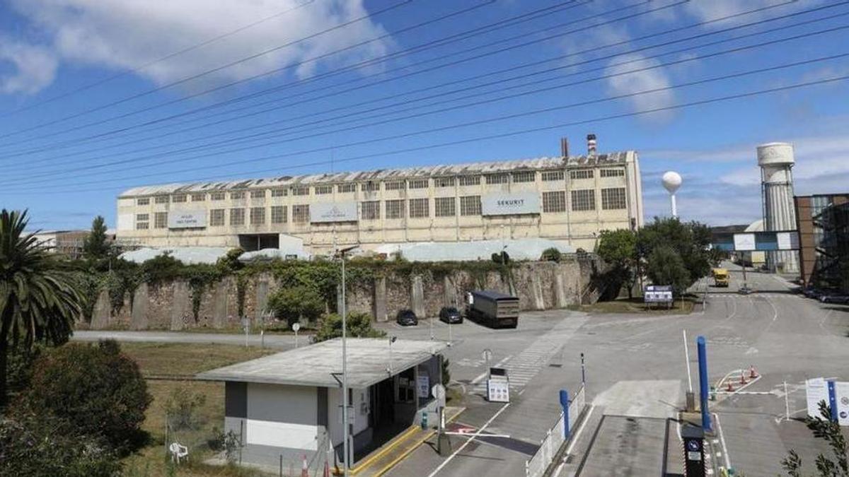 Las instalaciones fabriles de Saint-Gobain en Avilés. A la izquierda, la carretera de circunvalación y a la derecha, el depósito antiguo de agua.