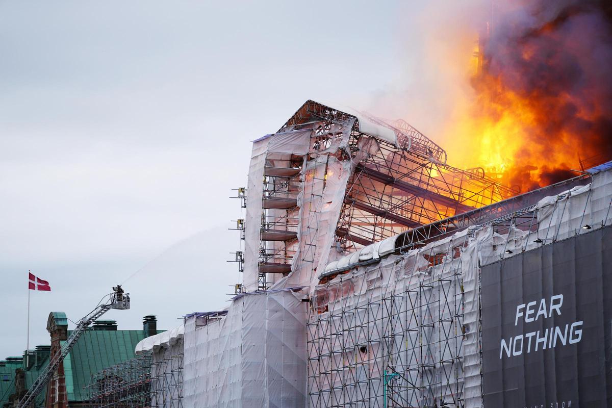 El fuego devora el edificio de la Bolsa de Copenhague