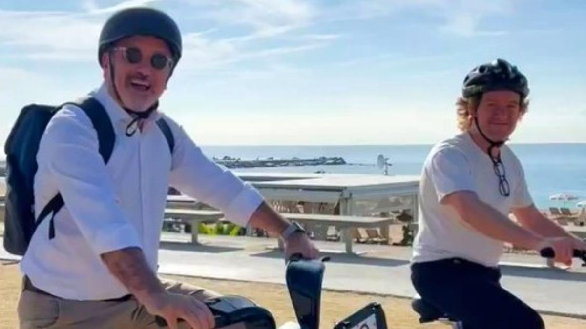 Captura del vídeo de Collboni en bicicleta