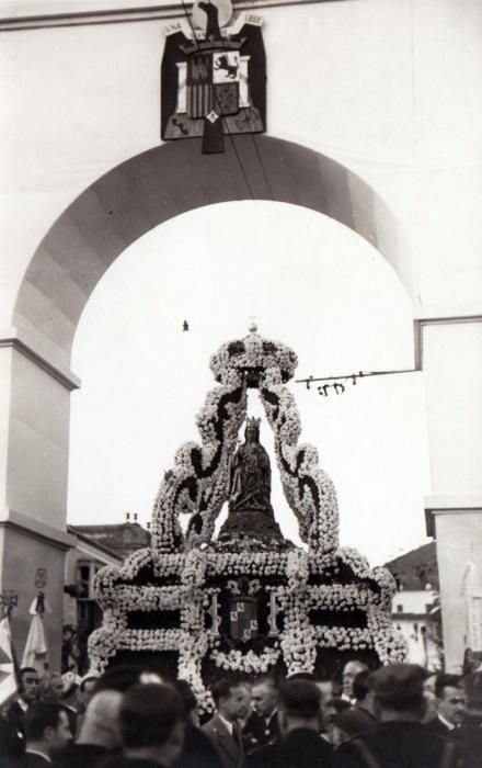 Momentos de la coronación de la Virgen de la Victoria en 1943.