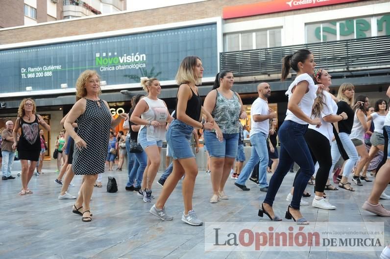 Los bailes latinos salen a la calle en Murcia