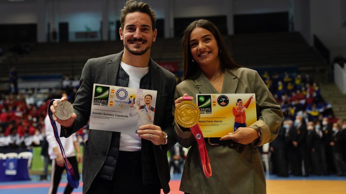 Los karatecas malagueños posan con sus medallas