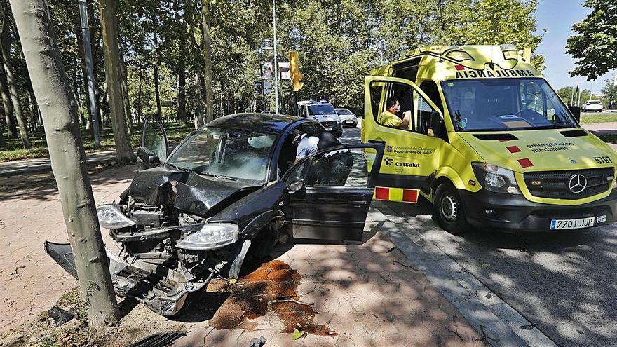 El cotxe encastat contra l&#039;arbre ahir al passeig de la Devesa.