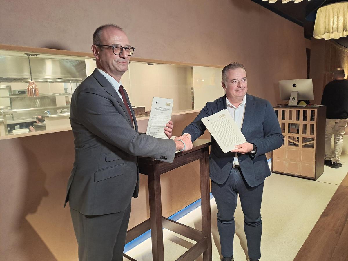 Un momento de la firma para impulsar la FP Dual Intensiva en hostelería y turismo.