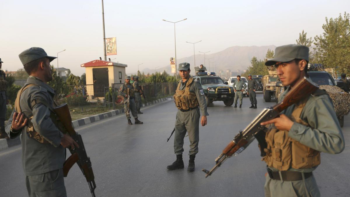 Agentes de las fuerzas de seguridad afganas, este jueves, tras el ataque en la Universidad Americana de Kabul.