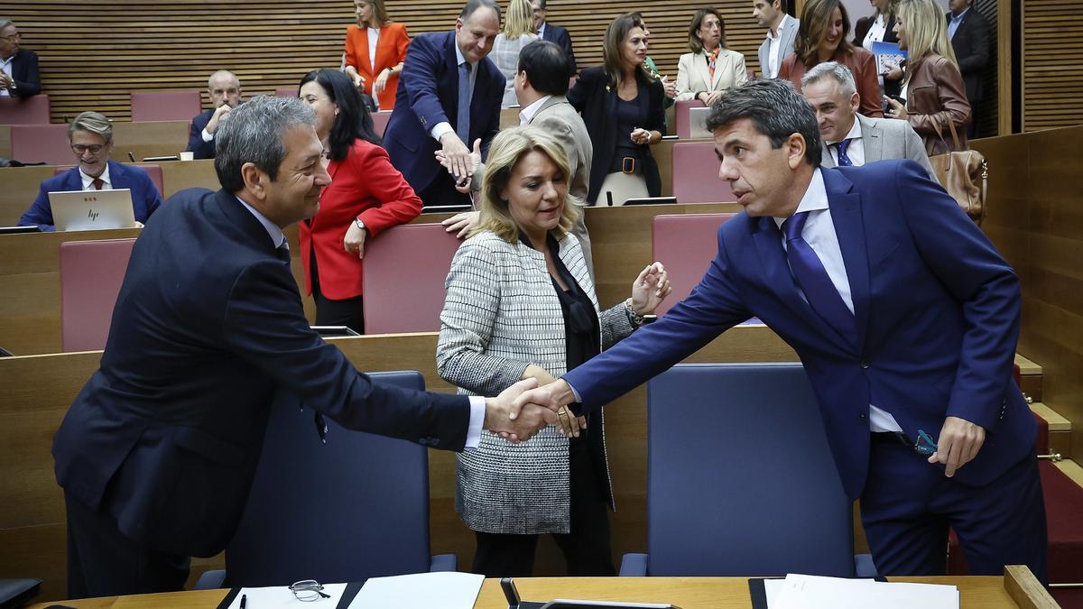 Barrera y Mazón se saludan antes de empezar el pleno de las Corts.