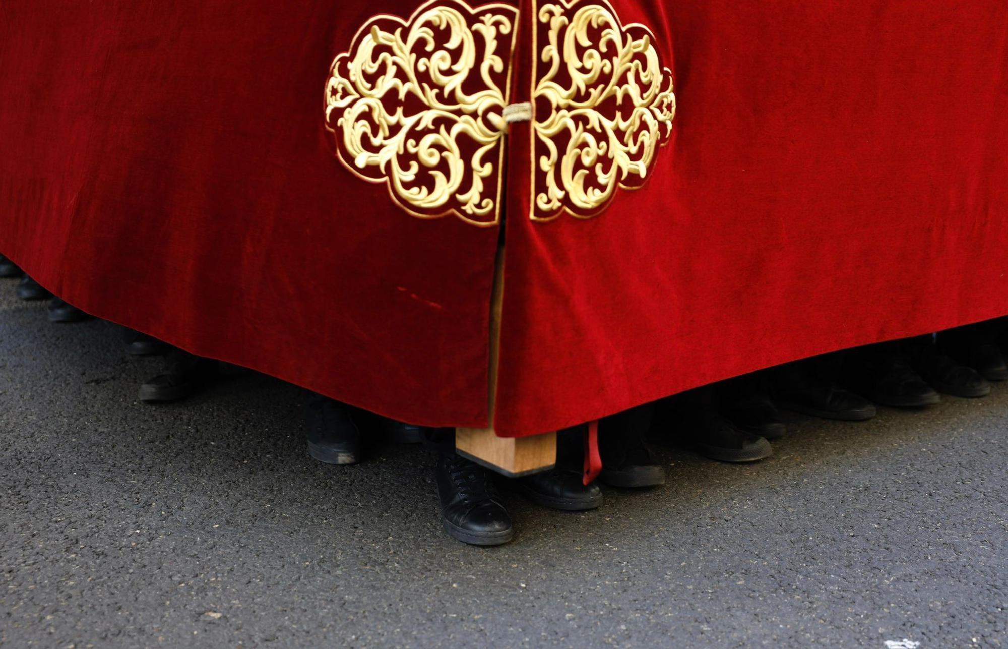 En imágenes | La Cofradía de la Institución de la Sagrada Eucaristía recorre las calles de Zaragoza el Jueves Santo