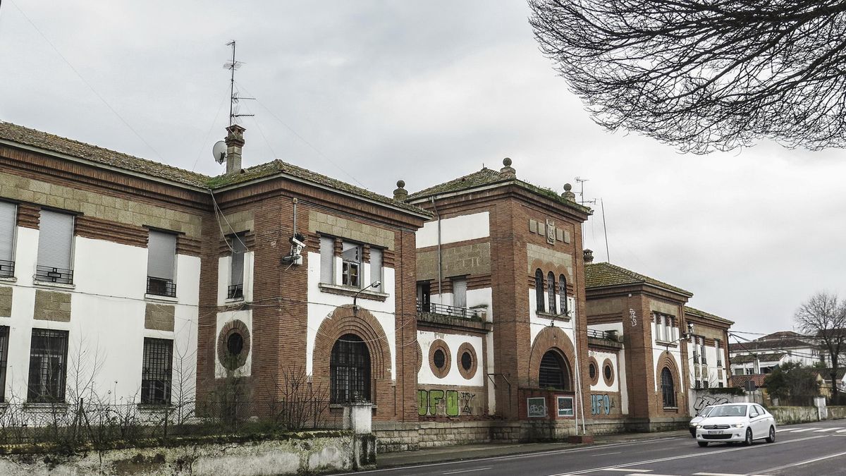 Fachada de la cárcel vieja de Cáceres en la avenida Héroes de Baler, cerrada desde 2009.