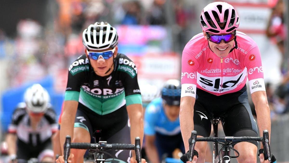 Froome cruza sonriente la meta de Cervinia como virtual ganador del Giro.