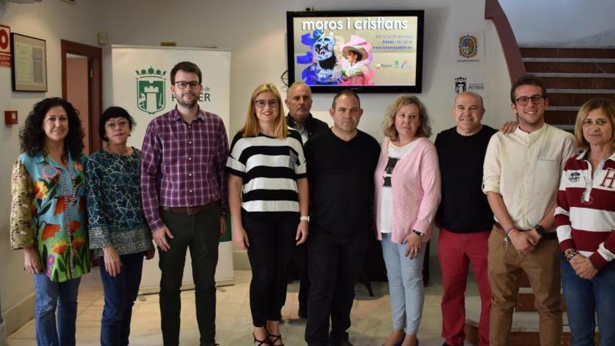 La alcaldesa con los concejales durante la presentación